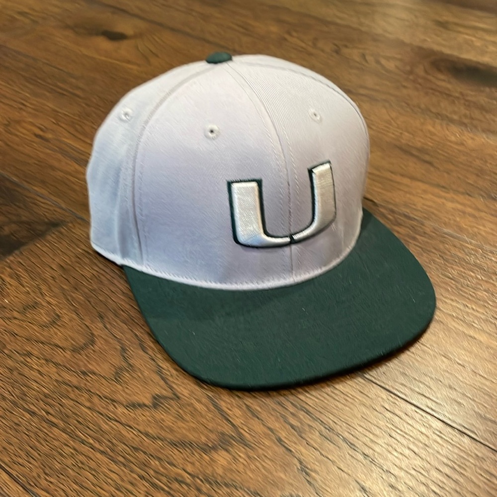 The U flat brim hat